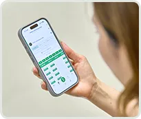 スマートフォンでLINE予約をする様子
